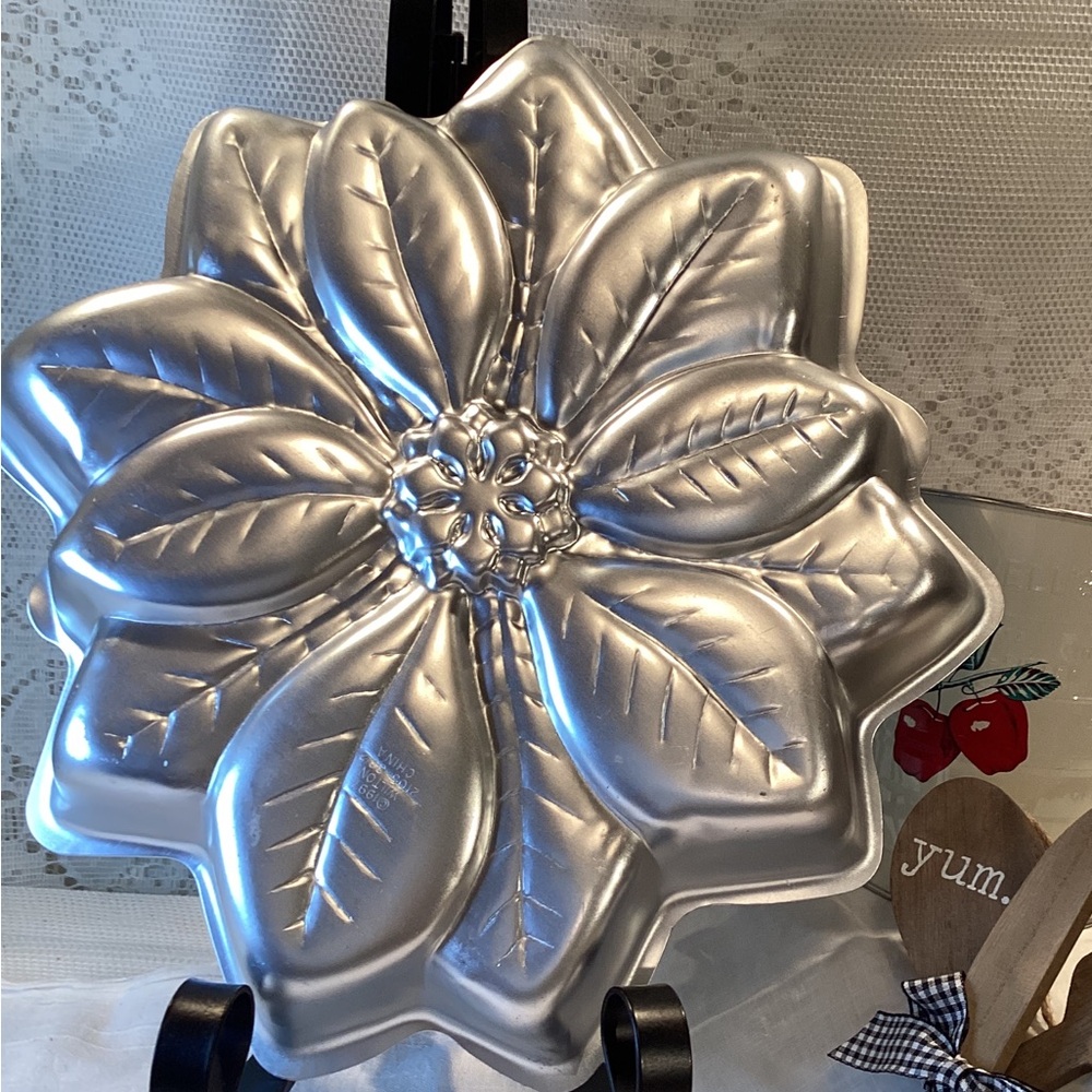 Wilton Christmas Poinsettia Cake Pan, New, Cake Decorating No. 2105-3312